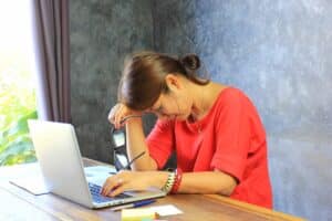 digital eye screen and when to go to an eye specialist clinic