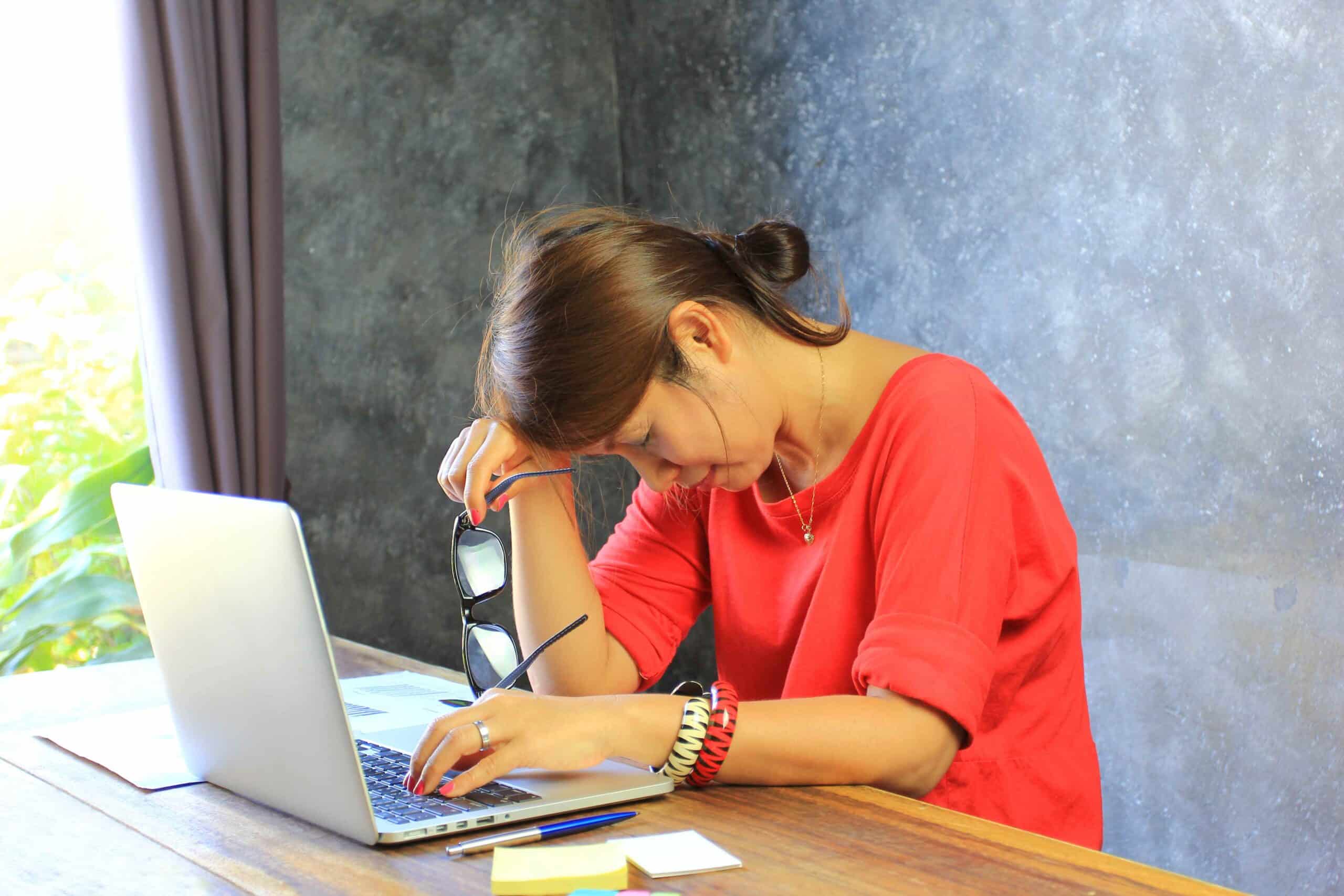 digital eye screen and when to go to an eye specialist clinic