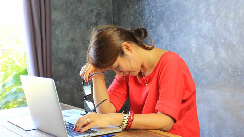 digital eye screen and when to go to an eye specialist clinic